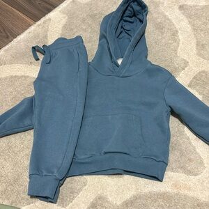 Gently used H&M toddler track suit, used maybe twice. Blue. Size 2T